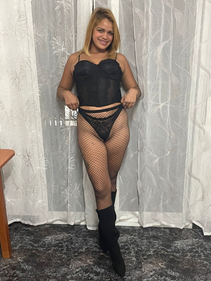 Rubia delgada jovencita muy completa 24 horas