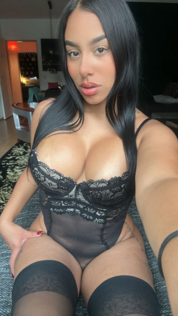 RUBI EXPERTA EN FRANCÉS NATURAL JOVEN LATINA