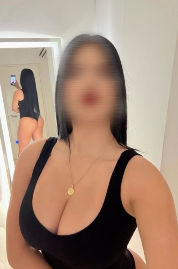 Jovencita con el coño apretadizo té espera 24 hora a Tope