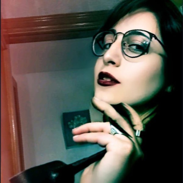 Arquitecta de tus deseos oscuros