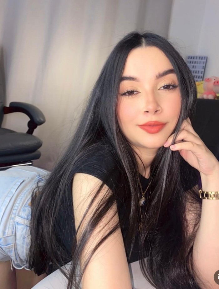 CARIÑOSA Y JUGUETONA nicol