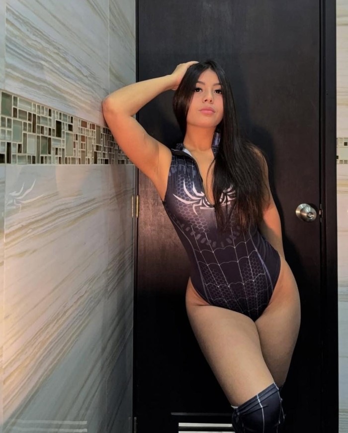 Divina y espectacular jovencita Angela