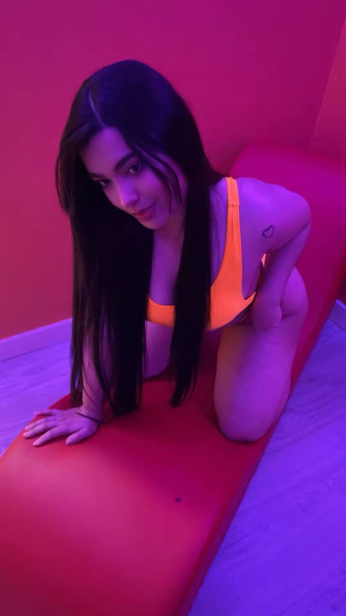 BRIANA, SENSUAL Y JUGUETONA