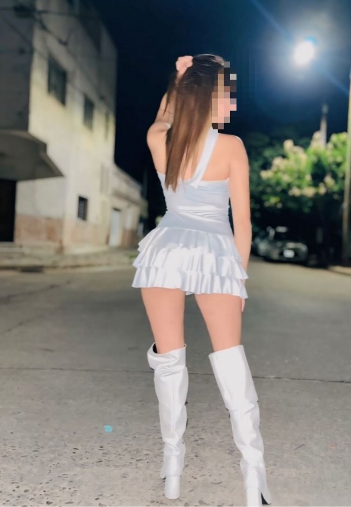 Guapa simpática risueña complaciente