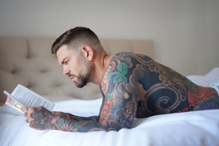 Juan Lucho Actor disponible para mujeres o parejas