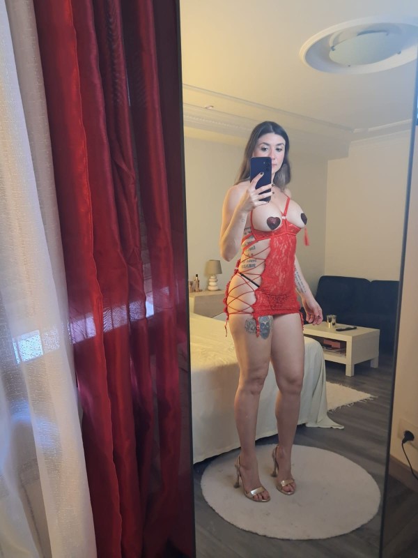 Bonita brasileña muy atenta