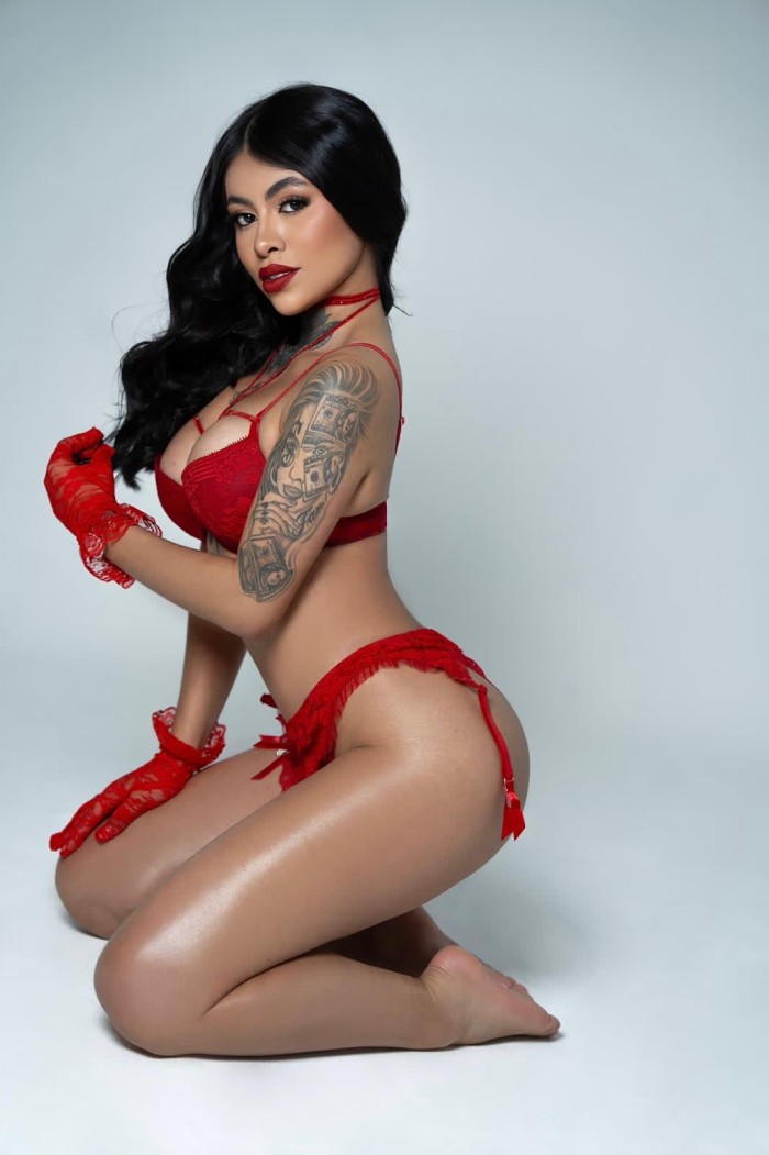 Cata una fascinante morena, fiestera, novedad