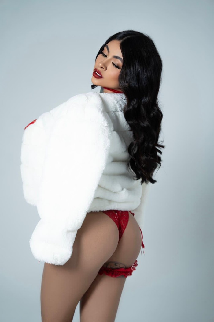 Cata una fascinante morena, fiestera, novedad