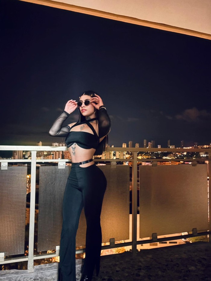 Cata una fascinante morena, fiestera, novedad