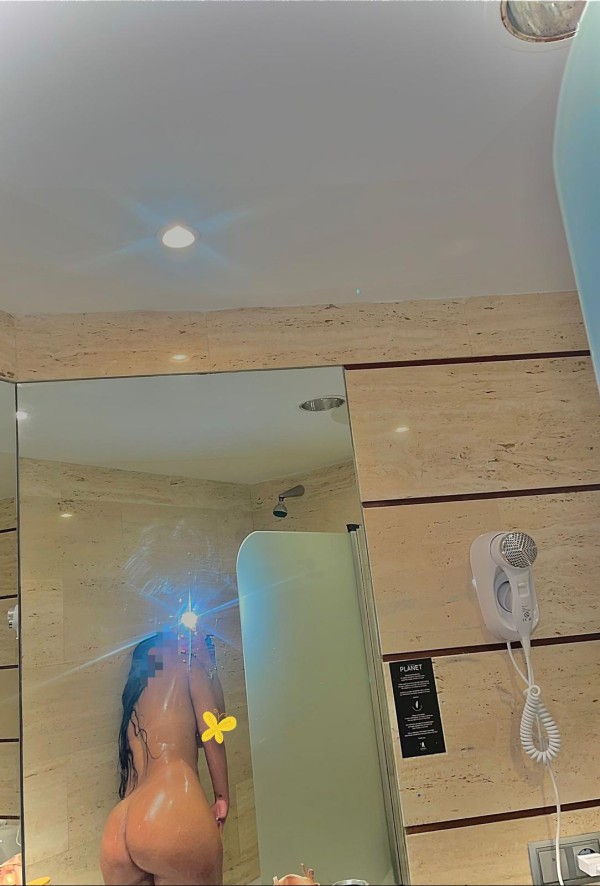 Joven culona natural con curvas morenas, fiestera,