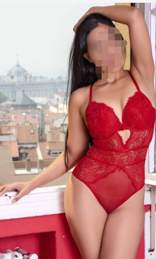 PARAGUAYA DELGADA DIVERTIDA JOVEN EN SABINILLAS