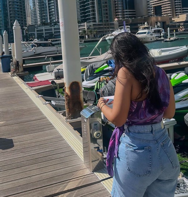 Chica arabe joven y real