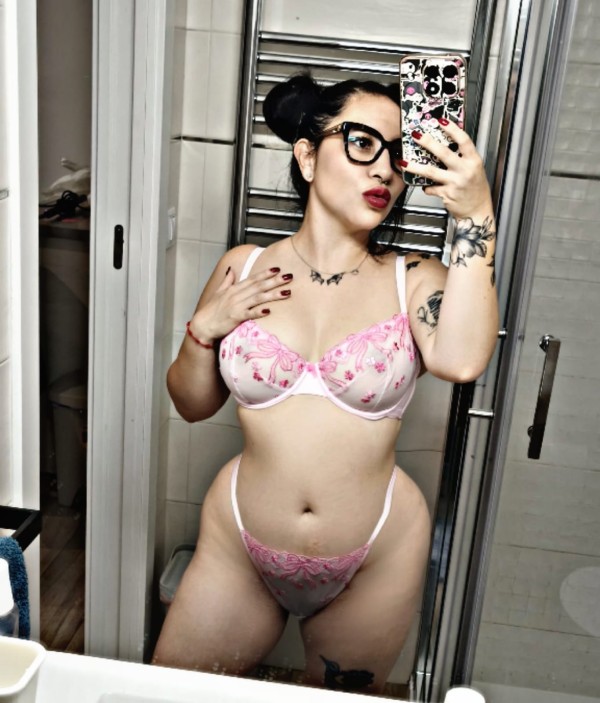 Tu encanto y dulzura tu pequeña traviesa novedad en la ciudad