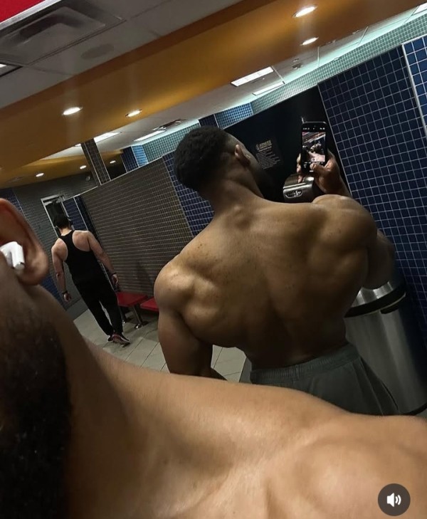 JOVEN GUAPO MORENO ATLÉTICO Y VERGON LECHERO