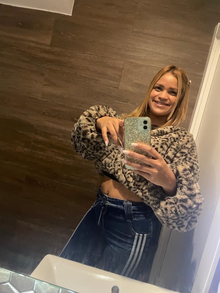 Rubia jovencita muy cariñosa besitos de novia