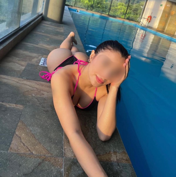 ENCANTADORA JOVENCITA COLOMBIANA BELLA AMOROSA Y COMPLACIENTE