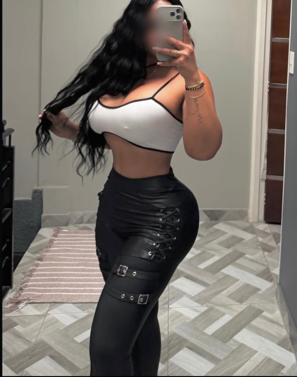 CHICA CANDENTE FIESTERA EN SANTIAGO DE COMPOSTELA