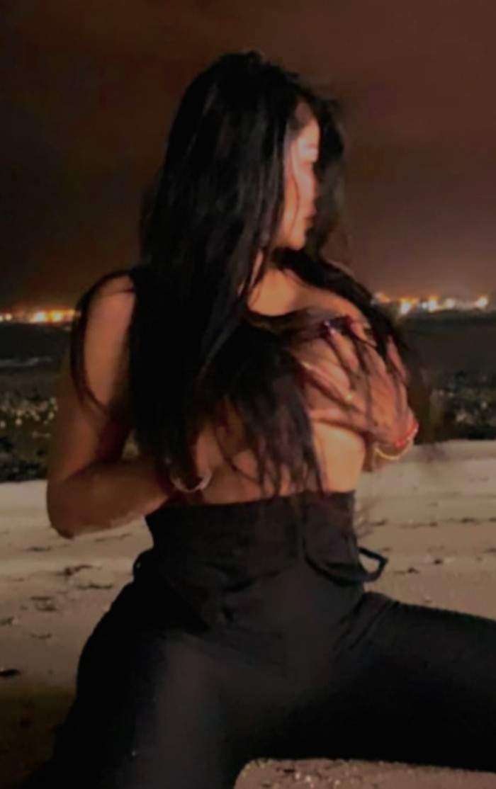 Fiestera complaciente coqueta