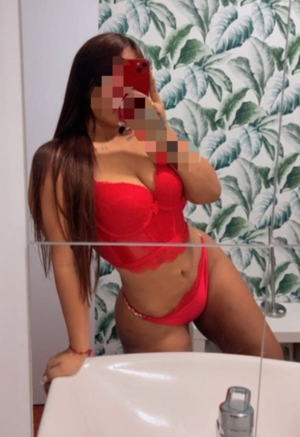 JOVEN LATINA POR PRIMERA VEZ EN LLEIDA