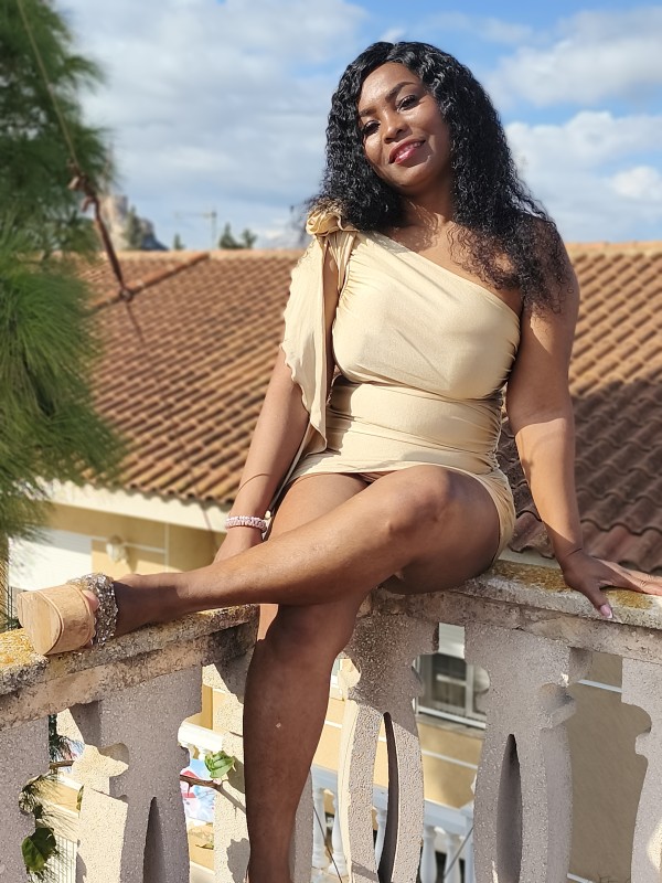 Angela hermosa latina toda bombon de chocolate