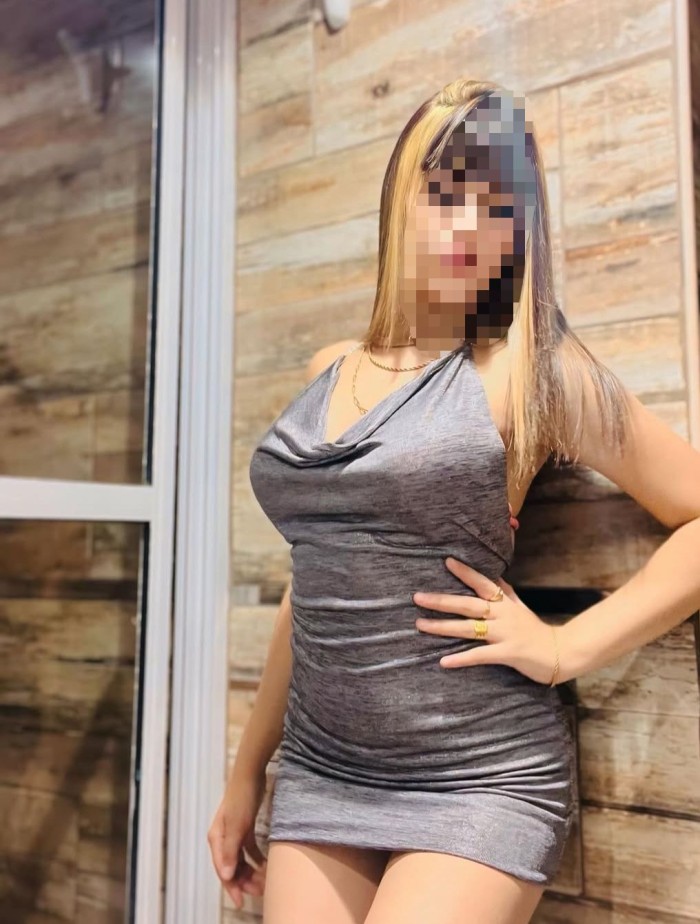 Amorosa implicada risueña complaciente
