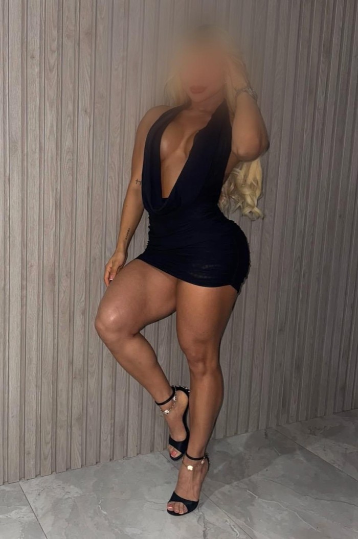 BELLA MUJER CON UN CULO ESPECTACULAR FIESTERA 24H