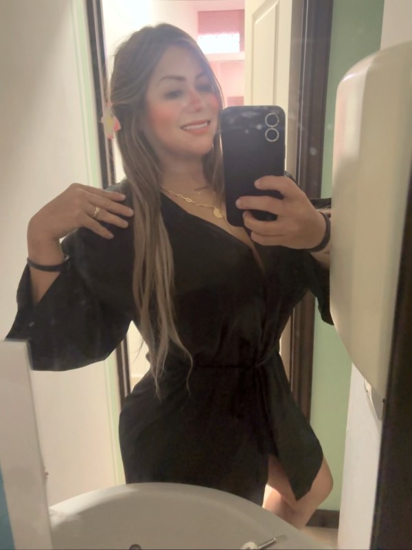EN TU ISLA JADE IMPLICADA CARIÑOSAJADE 24 HORAS ,TRAE MUY BUEN TRATO