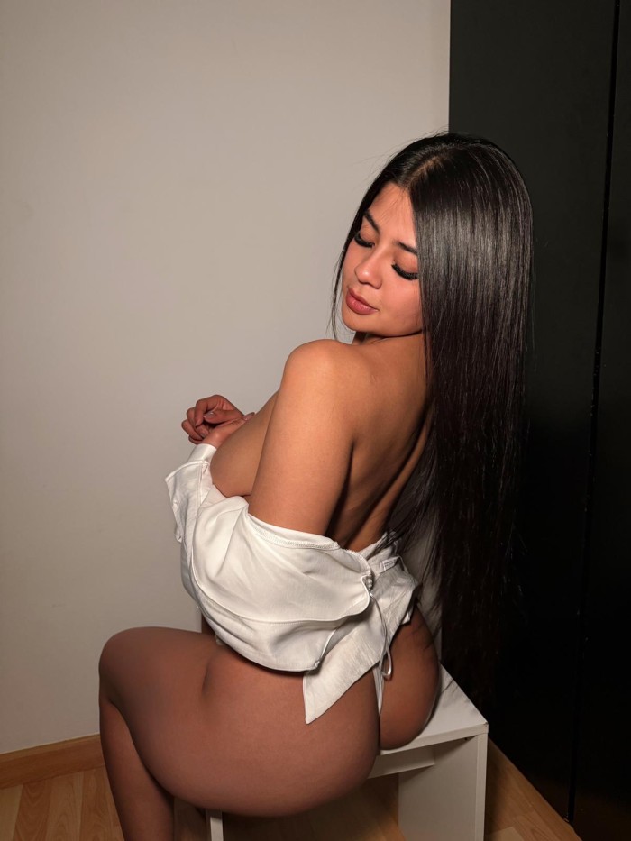 POLLITA DE GARGANTA PROFUNDA CON GANAS DE LECHITA