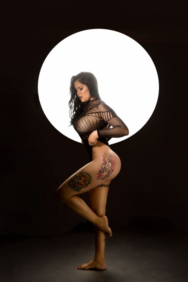 SOL BELLEZA LATINA, EXÓTICA DE CURVAS DESLUMBRATE