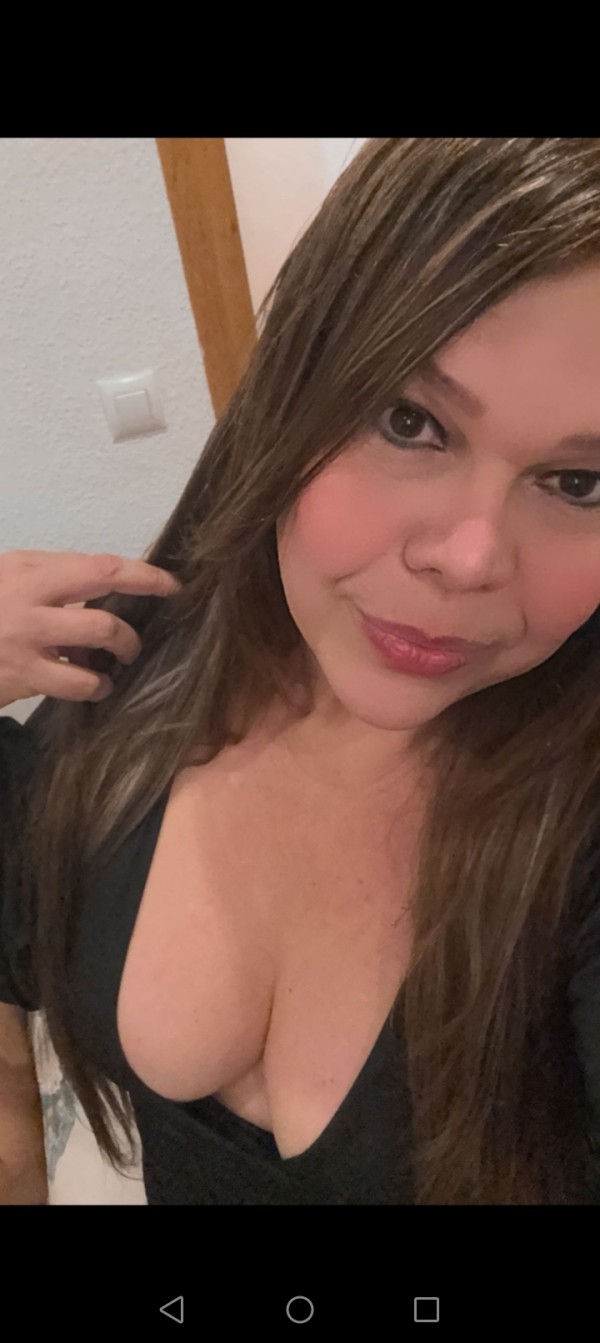 Mujer trans curvy femenina en tu ciudad