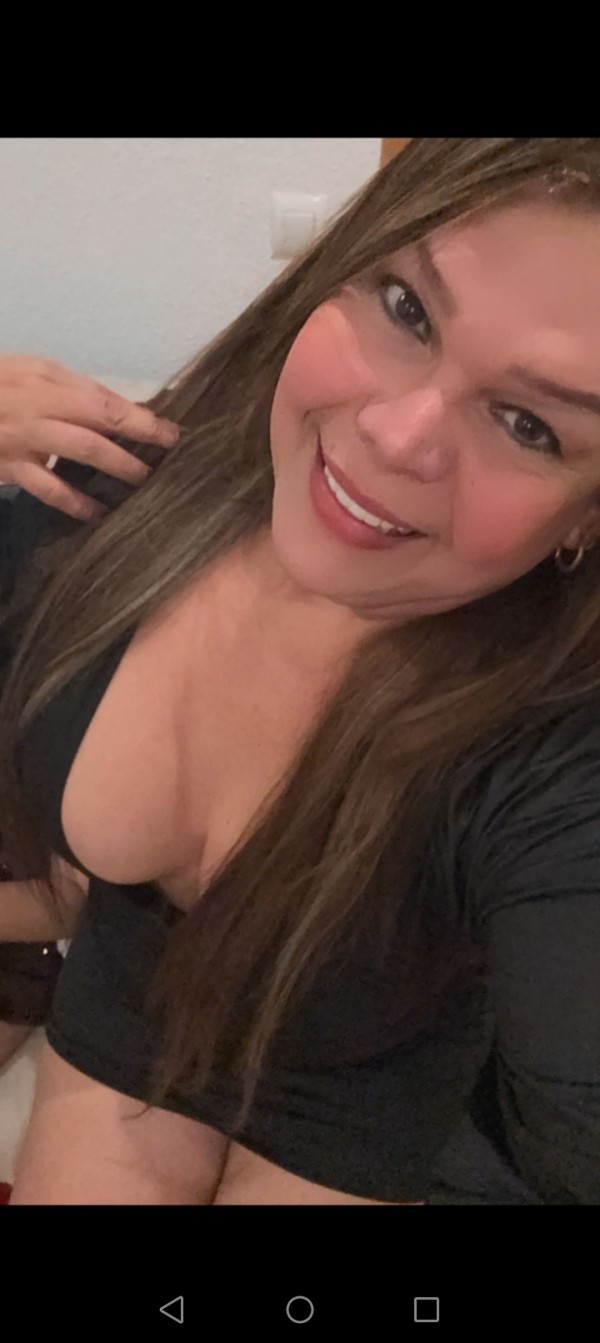 Mujer trans curvy femenina en tu ciudad