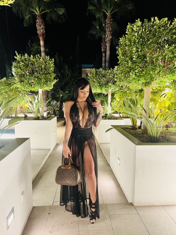 Extrovertida y complaciente