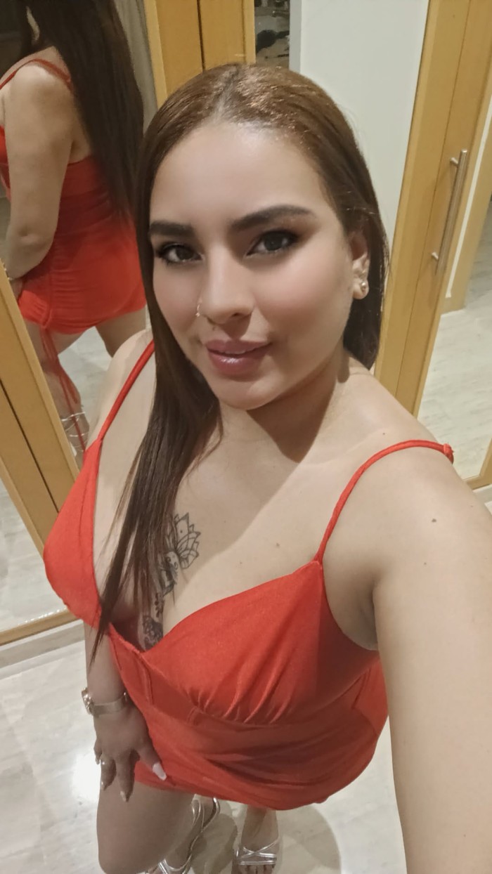 Diavlona cachonda y complacente