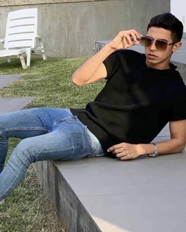 MODELO VENEZOLANO SÚPER SEXY Y CALIENTE