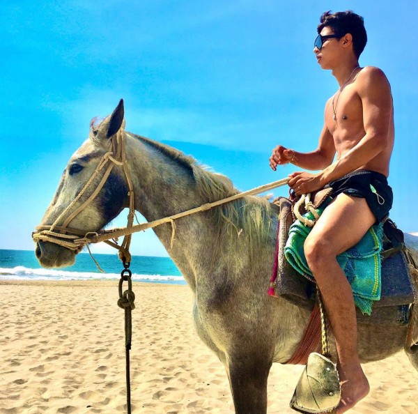 MODELO VENEZOLANO SÚPER SEXY Y CALIENTE