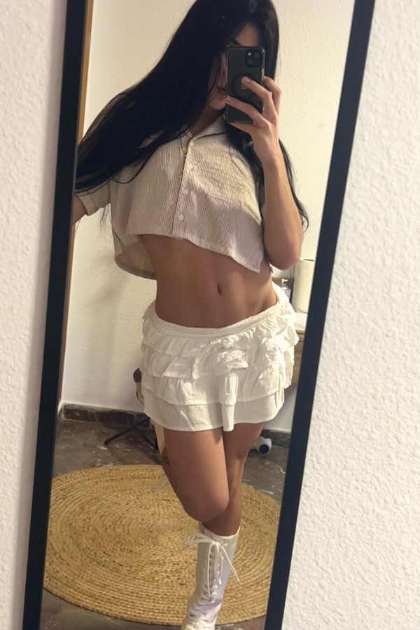 TRAVIESA JOVENCITA JUGUETONA ADICTA A CABALGAR POLLAS