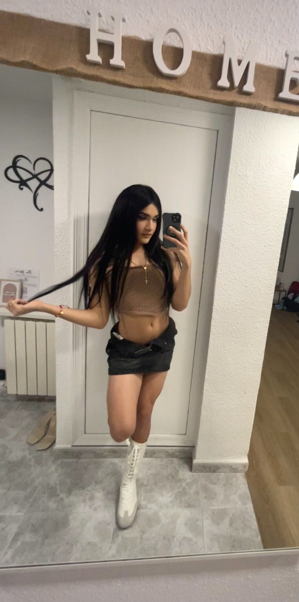 TRAVIESA JOVENCITA JUGUETONA ADICTA A CABALGAR POLLAS