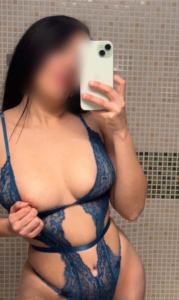 ALEXA . JUEGA CON MI COÑITO HUMEDO Y DAME PLACER