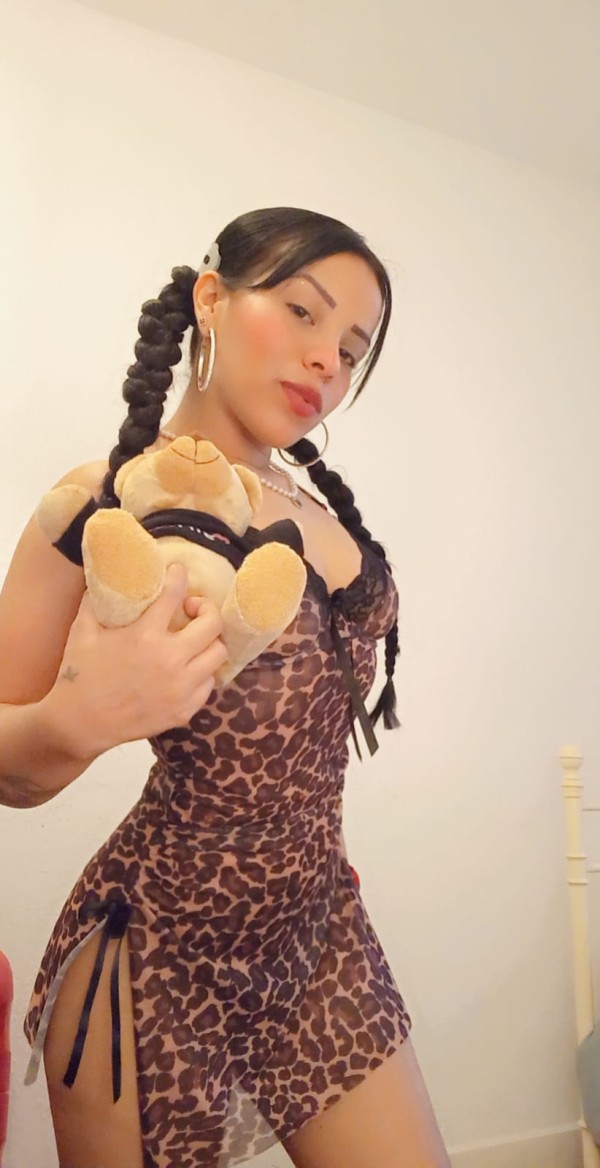 en tu ciudad jovencita exótica