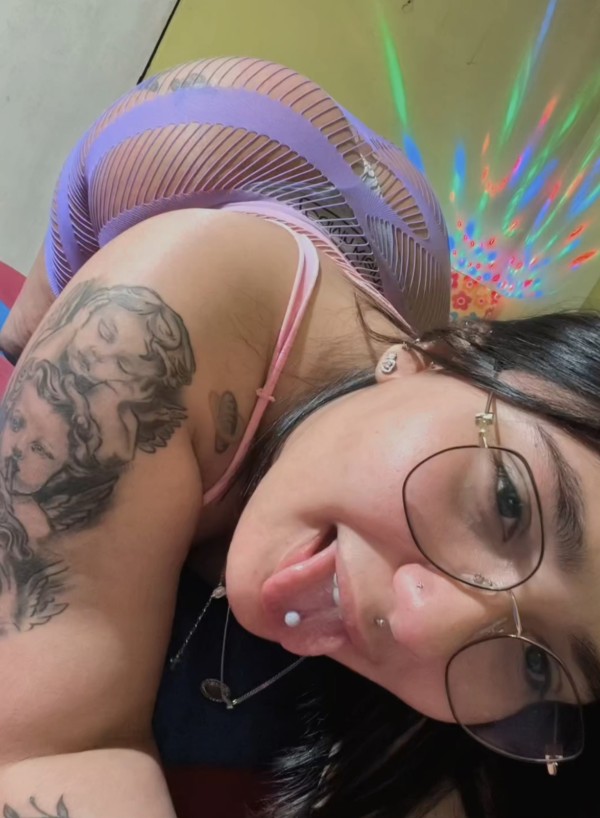 Discreta jovencita cachonda 22 añitos