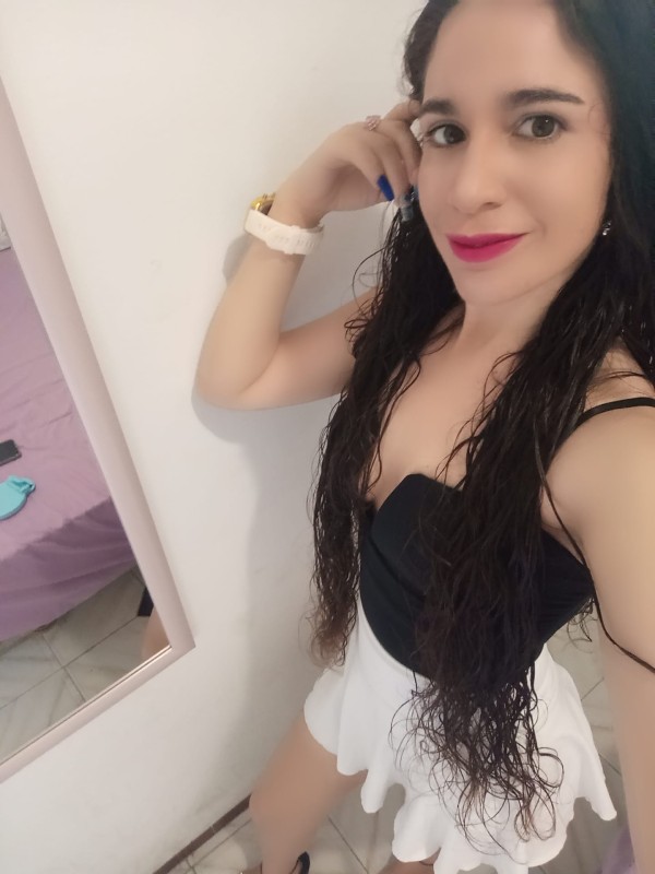 VALERIA ,MITAD ARGENTINA MITAD ESPAÑOLA DELGADITA 26 AÑOS