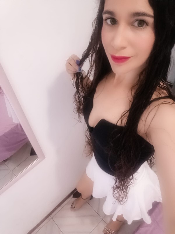 VALERIA ,MITAD ARGENTINA MITAD ESPAÑOLA DELGADITA 26 AÑOS