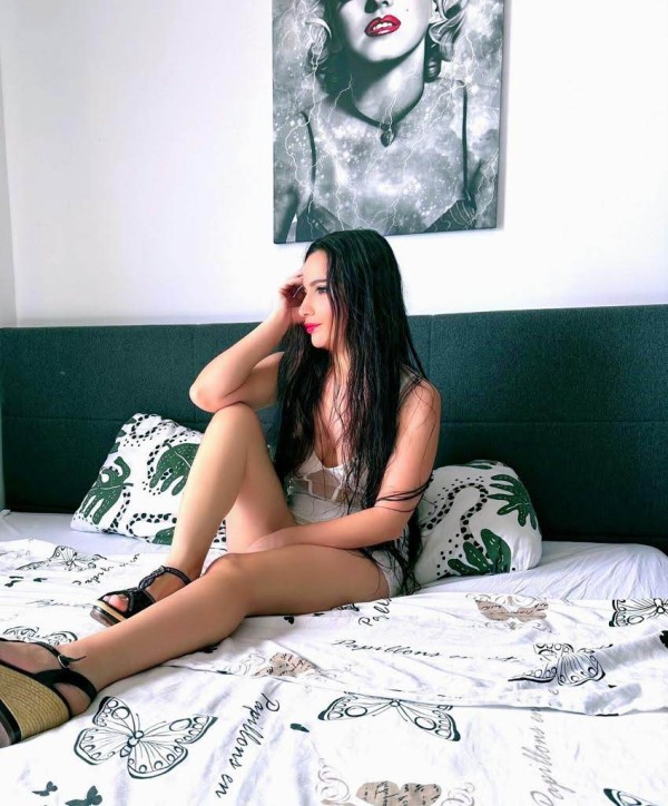 VALERIA ,MITAD ARGENTINA MITAD ESPAÑOLA DELGADITA 26 AÑOS