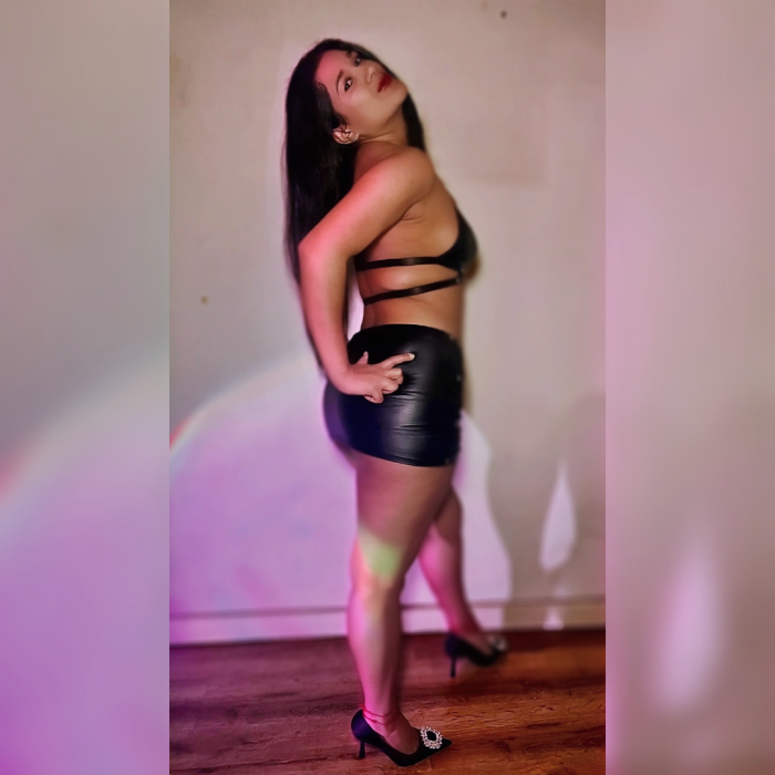 VALENTINA LATINA EXUBERANTE Y DOMINANTE EN RUBI