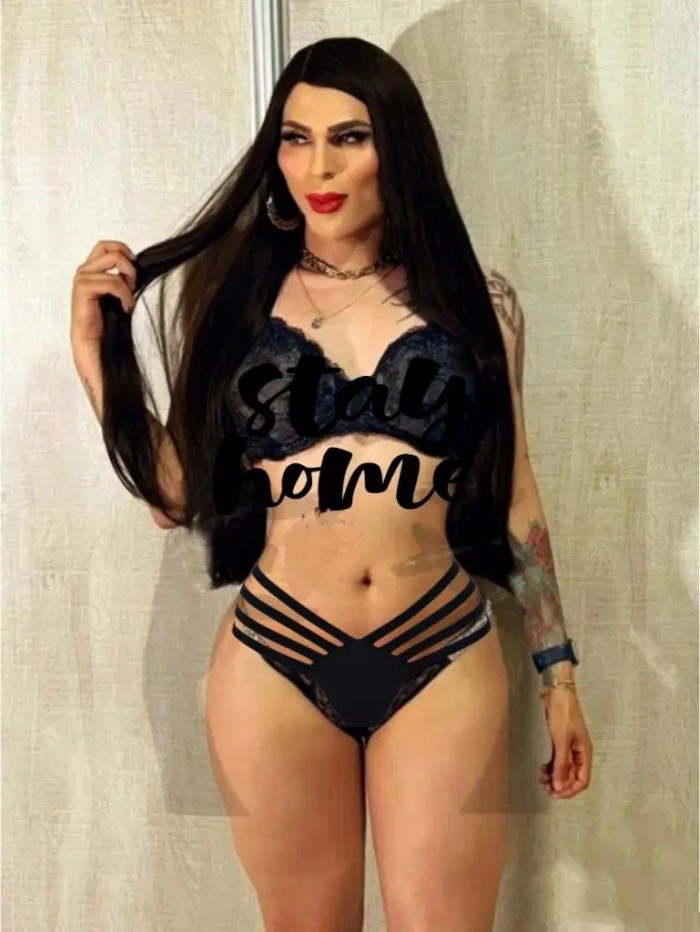 Tranny Claudia morenaza kulona alta TATUADA