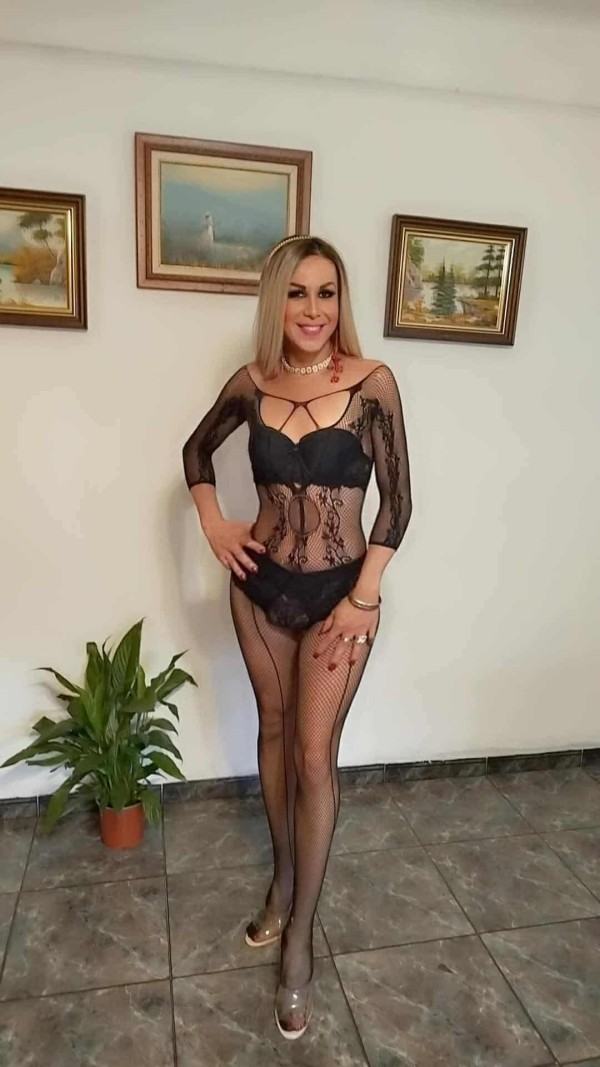 Jugosa apretadita rubia  fotos reales