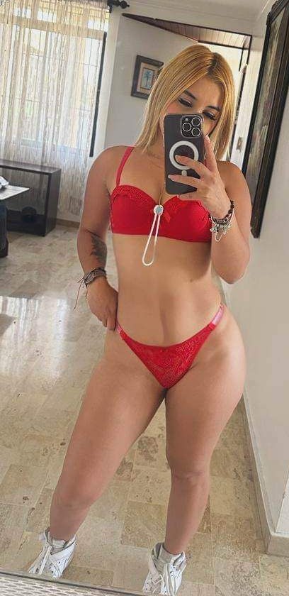 RUBIA CON ESCULTURAL CUERPO QUIERE LECHITA Y ROLLO