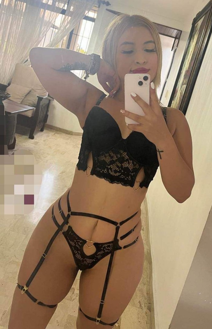 RUBIA CON ESCULTURAL CUERPO QUIERE LECHITA Y ROLLO