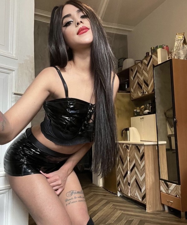 Valery chica látex depraved sex party 23CM