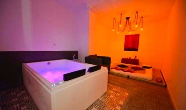 AQUAMASAJE EN JACUZZI CON HIDROMASAJE EIXAMPLE